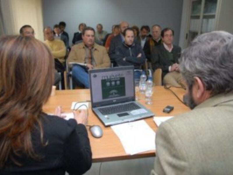 Ayuntamientos e instalaciones deportivas conocen el decreto que establece un sistema para acreditar la calidad de estos centros