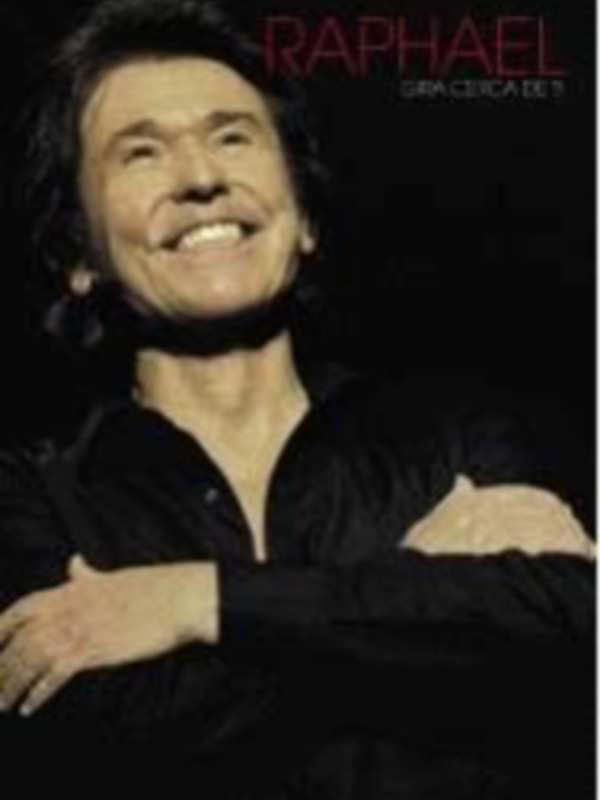 Raphael sonriendo con una camisa negra, probablemente en el escenario durante su gira.