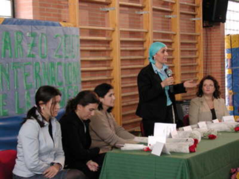 Fátima Mohamed explicó a los jóvenes de Castilleja de la Cuesta su labor a favor de las mujeres