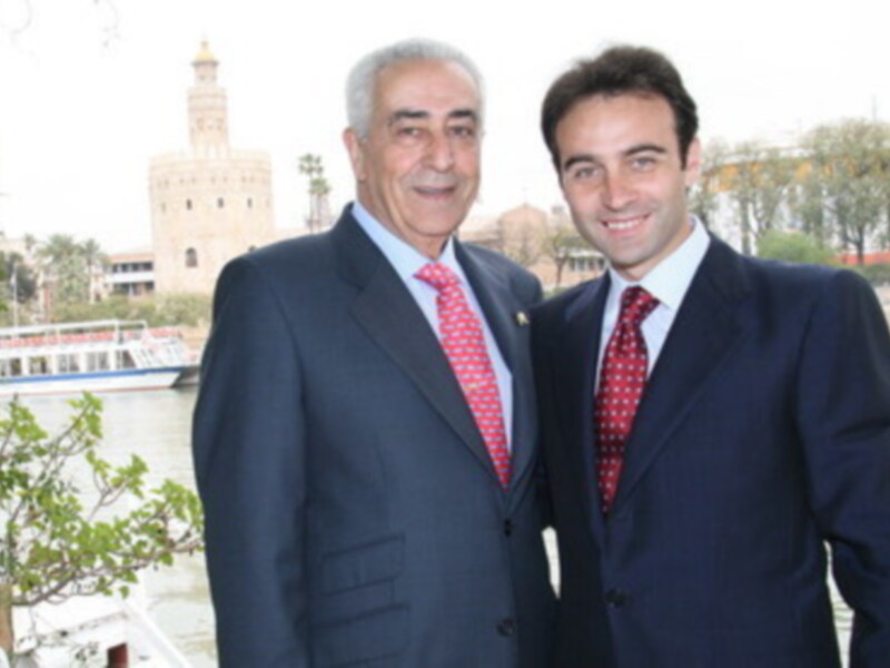 Enrique Ponce recibe dos premios en Sevilla el mismo dia
