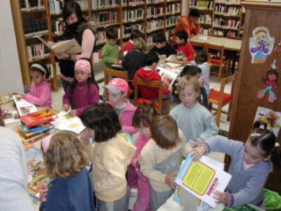 Los niños, protagonistas del inicio de la Semana del Libro de Gines