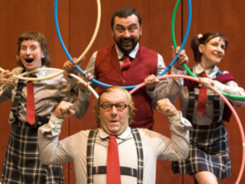 Los Ulen celebran sus 20 años con el estreno de Cum Laude en el Teatro Fígaro de Madrid