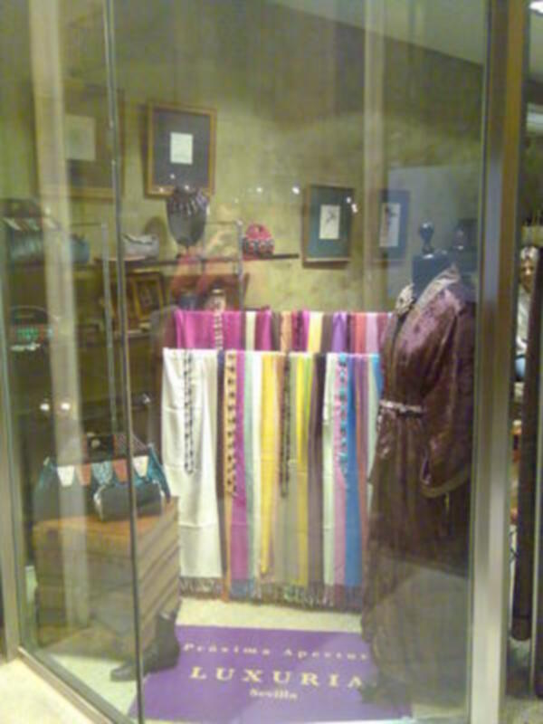 Un escaparate de lujo con bufandas y accesorios.