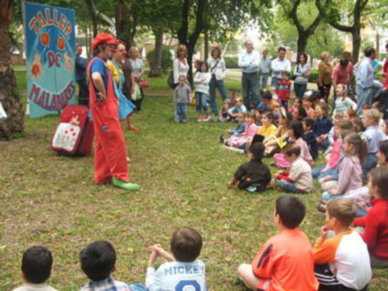 Una fiesta en el parque municipal de Gines clausura las sextas jornadas de encuentro entre jóvenes y adultos