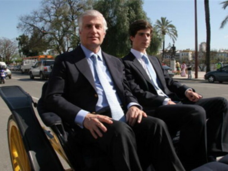 El duque de huescar con su hijo primogenito en coche de caballo.