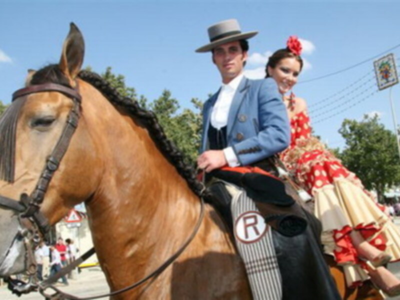Rafael Peralta y la modelo Verania a caballo en la Feria
