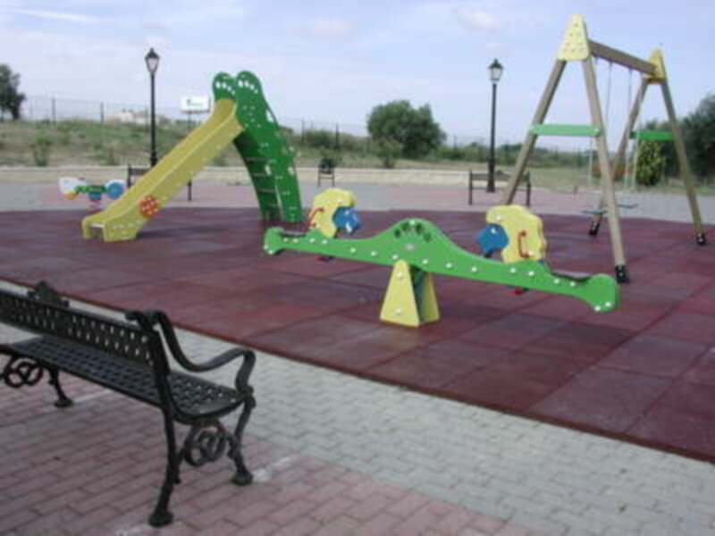 El parque de La Panadera, en Gines, cuenta ya con nuevos juegos infantiles
