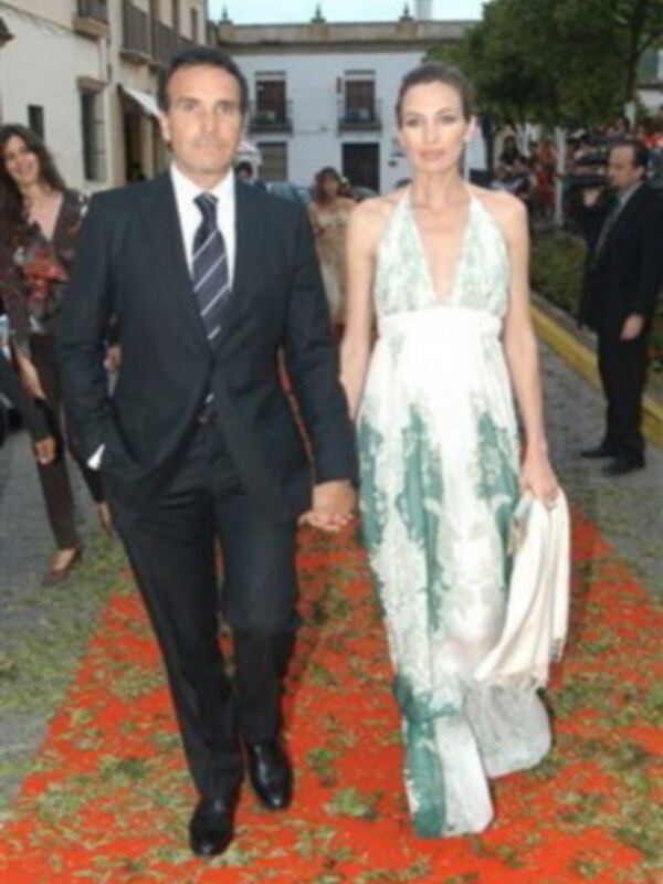 Nieves Alvarez embarazada de gemelos, de boda en Sevilla