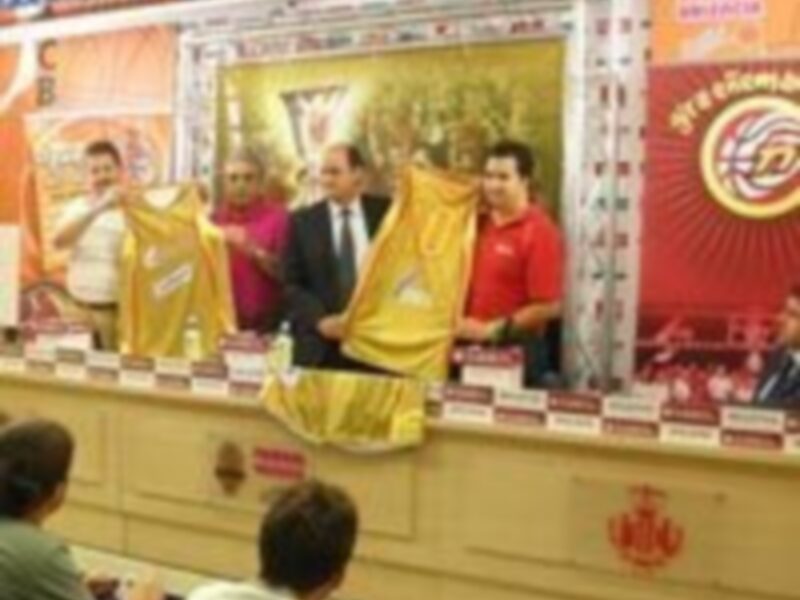 España presenta en Valencia la Camiseta Oro, un homenaje a la historia del baloncesto español 
