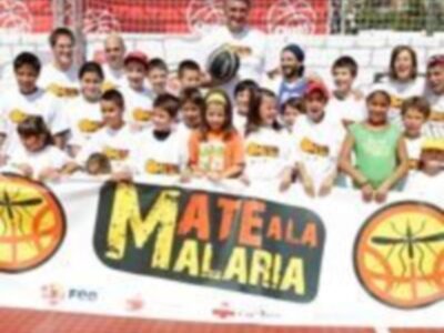 Fernando Romay visitó el stand de 'Mate a la Malaria' en el Basket Square 