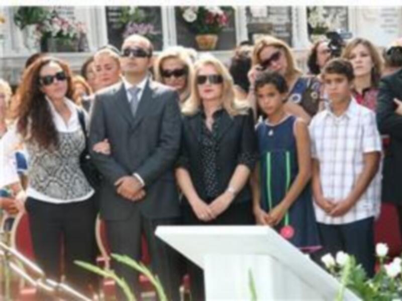 ROCIO CARRASCO CON SUS HERMANOS INAUGURÓ EL MAUSOLEO DE SU MADRE EN CHIPIONA