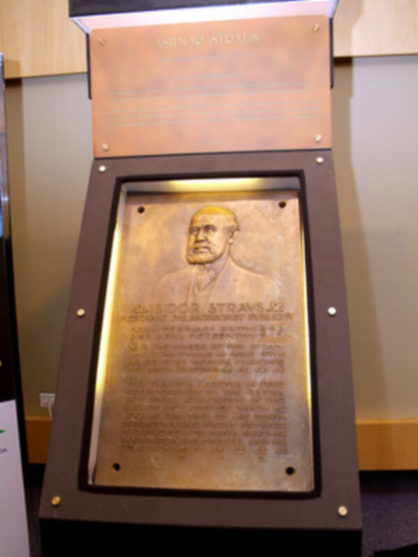 Desde el martes se expone en Valencia la placa homenaje a Isidor Strauss