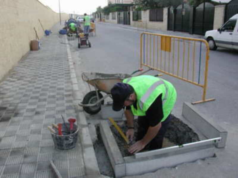 Comienza la construcción de más de 300 nuevos alcorques para arbolado en Gines