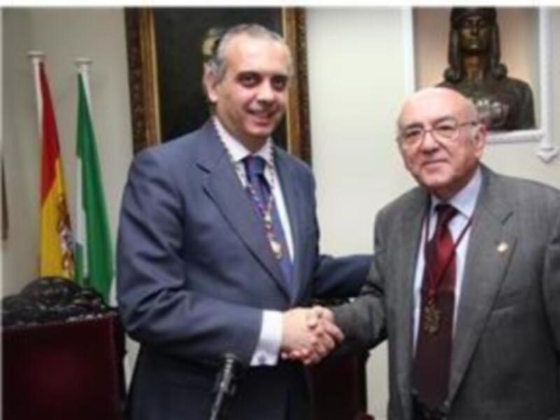 SÁEZ RECIBIÓ LA MEDALLA JOSÉ MARÍA IZQUIERDO CONCEDIDA POR EL ATENEO DE SEVILLA A LA FEB 