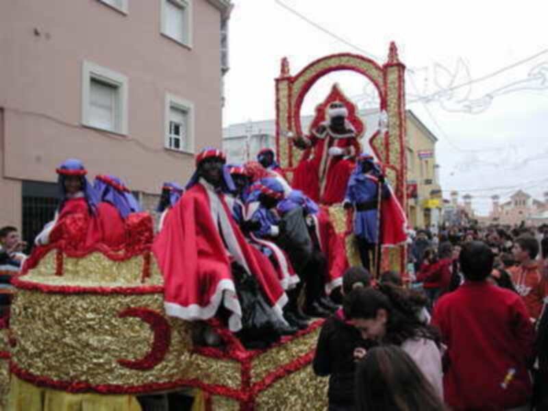La Cabalgata de Reyes Magos llevó la ilusión a las calles de Gines