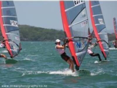 ALABAU Y MANCHON CERCAN EL PODIO TRAS LA PRIMERA JORNADA DEL CAMPEONATO DEL MUNDO DE RS:X