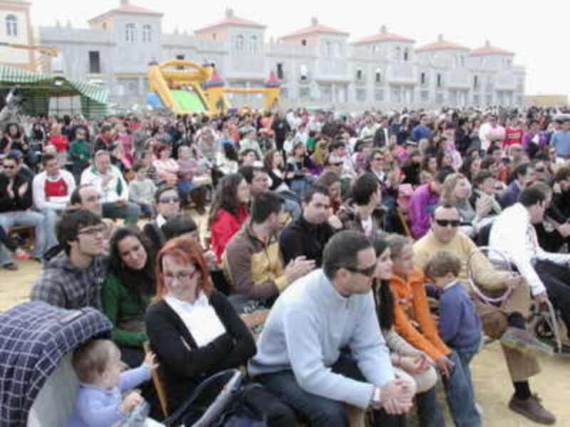 Más de 3.000 personas despidieron el Carnaval de Gines con el Entierro de la Sardina 