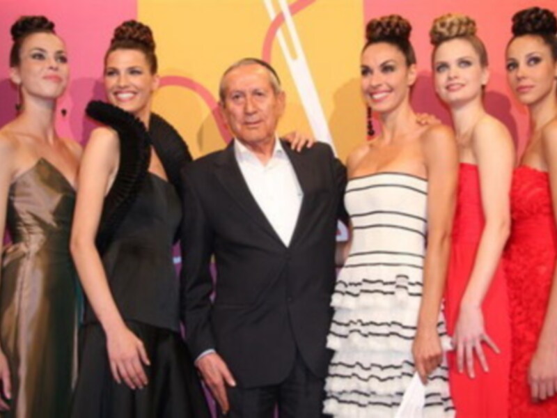 Laura Sánchez se convirtió en la estrella del desfile homenaje al diseñador cordobés Elio Berhanyer en Moda de Sevilla, 
