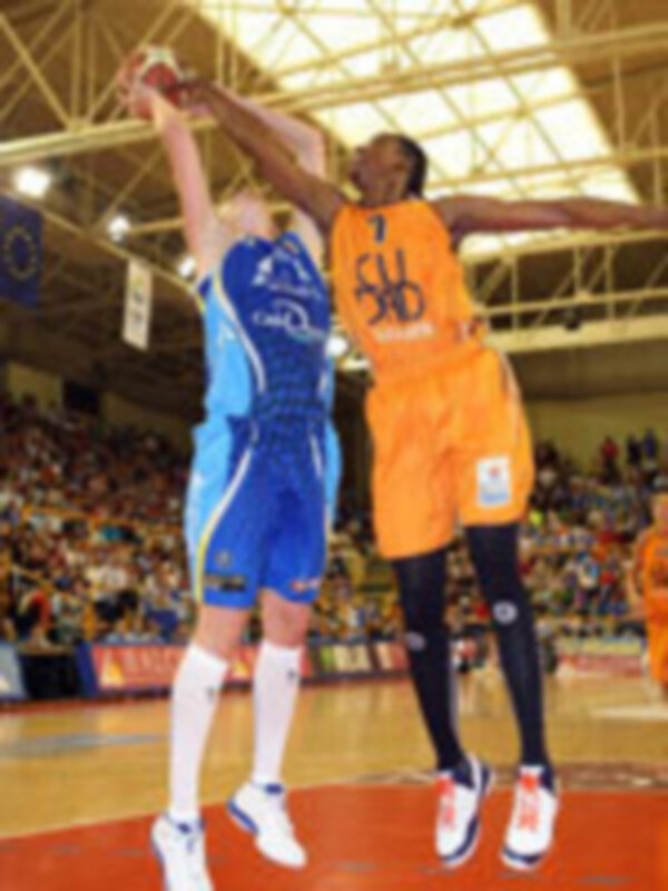 Ros Casares forzó el tercer partido de la final femenina al derrotar al Avenida en Salamanca (69-78)