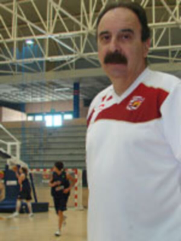 Carlos Sáinz se apunta la Cyber Liga Femenina y pasará toda la concentración con España