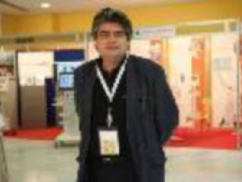 Persona con chaleco y pasaporte en un evento de exposición.