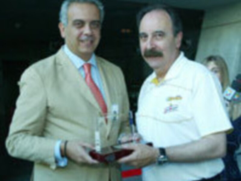 José Luis Sáez entrega a Carlos Saínz el premio de ganador de la Cyber Liga Femenina