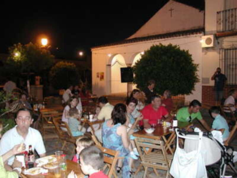 Numeroso público en la Velá de San Juan de Gines