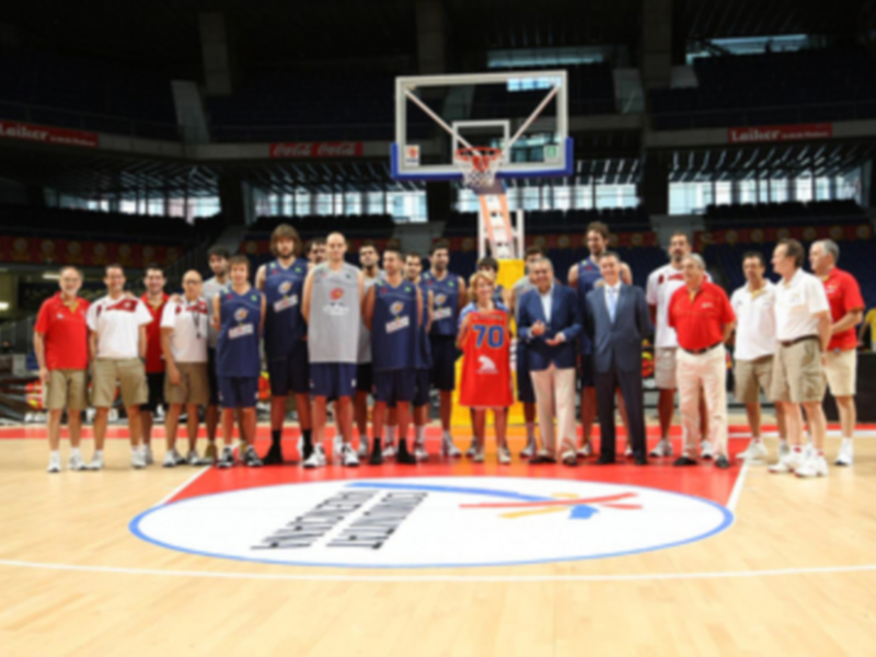 Esperanza Aguirre acude a saludar a la selección española de baloncesto