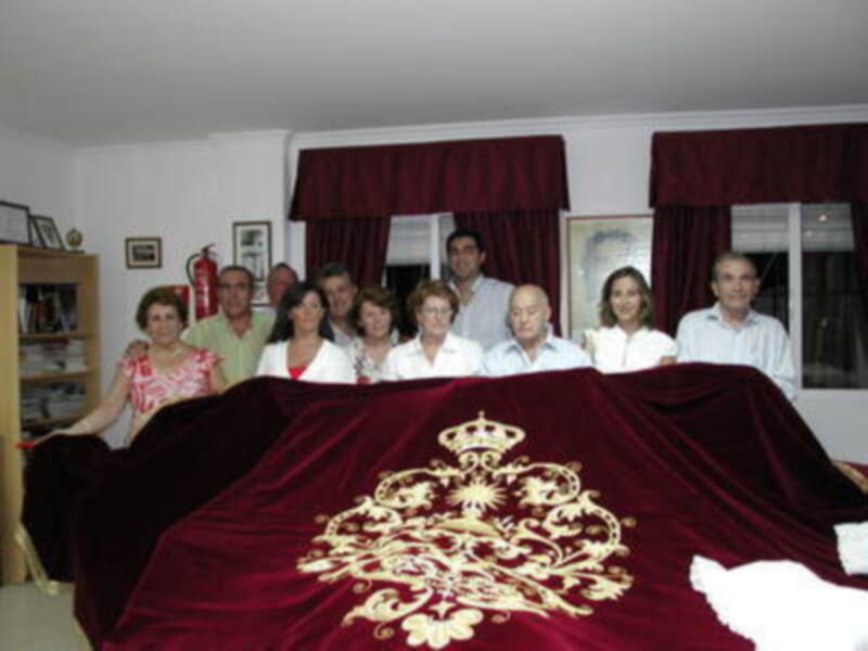 Entregado el nuevo manto que lucirá la Virgen de los Dolores de Gines en su Coronación Canónica