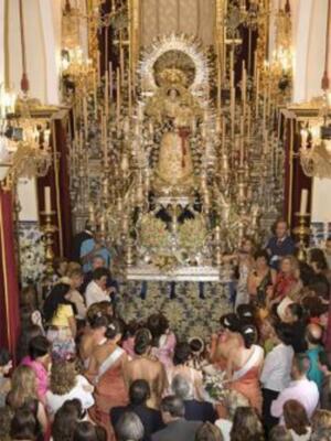 Tradicional y emotiva ofrenda florar en Carrión de los Céspedes a su Patrona la Stma. Virgen del Rosario Coronada.