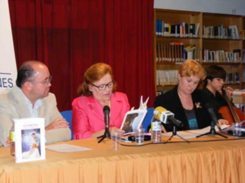 Presentado en Gines el libro "Sentimientos. Coplas y poesías", escrito por Alberta Medina