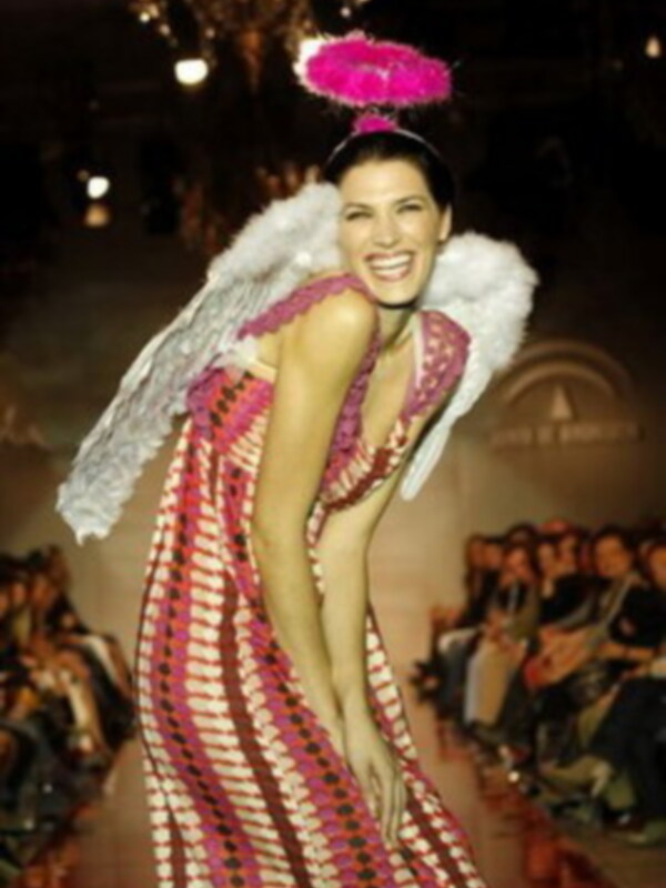 Laura Sanchez , un angelito, en los desfiles de Andalucia de Moda que organizo doble erre en Sevilla.. .