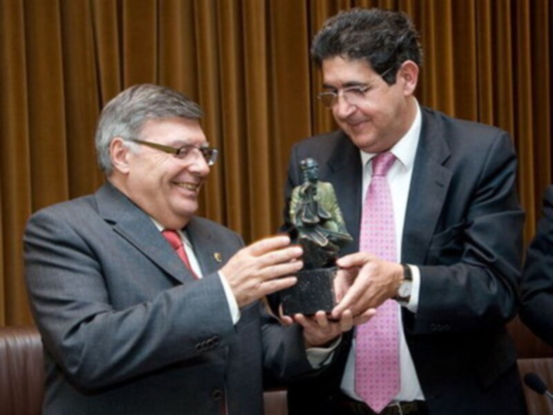 Miguel Carmona recibe el Premio Hombre de Ley