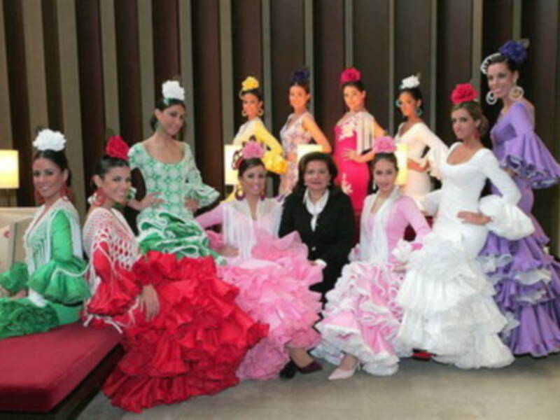 La reconocida diseñadora sevillana Pilar Vera ha realizado una colección en colores lisos, que van del blanco al morado oscuro, para las aspirantes a Miss Sevilla 2008 