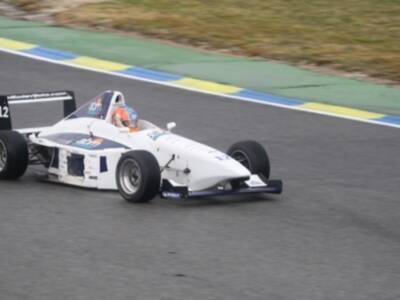 Espectacular estreno de Manu Bejarano al volante de un Fórmula en la Escuela de Emilio de Villota