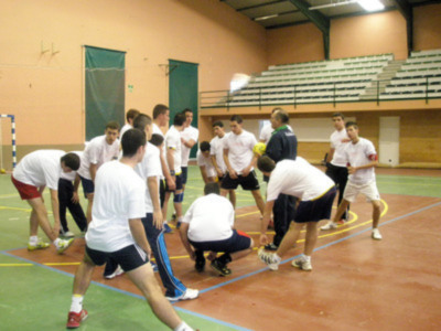 Guillermo Plaza da muestras de sus conocimientos de balonmano en el clínic de Lebrija