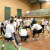 Guillermo Plaza da muestras de sus conocimientos de balonmano en el clínic de Lebrija