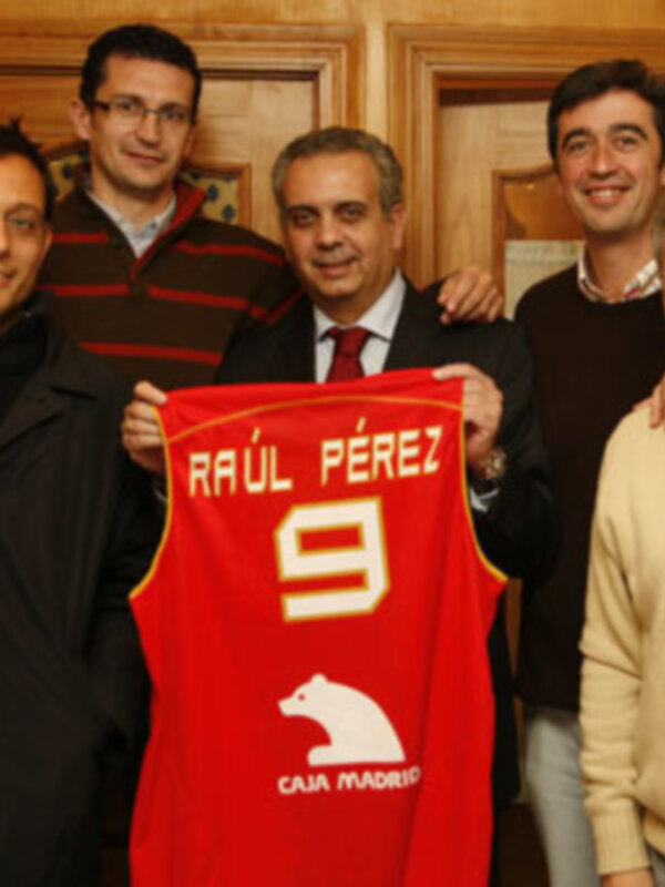José Luis Sáez entrega a Raúl Pérez la camiseta de la selección española de baloncesto