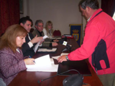 La diputada provincial Paola Moreno firma un convenio de ayuda a tres barcos de Chipiona