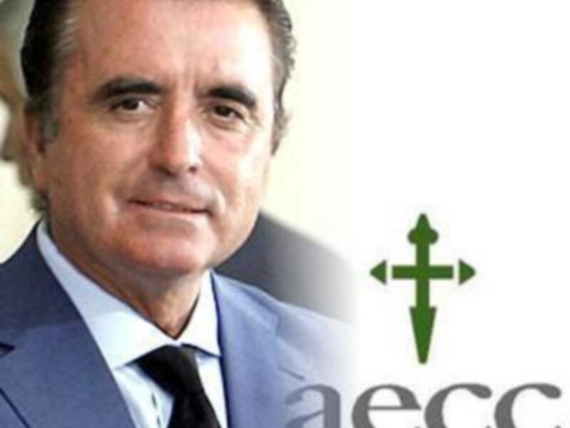 Persona con logo de AECC (Asociación Española Contra el Cáncer) en el fondo.