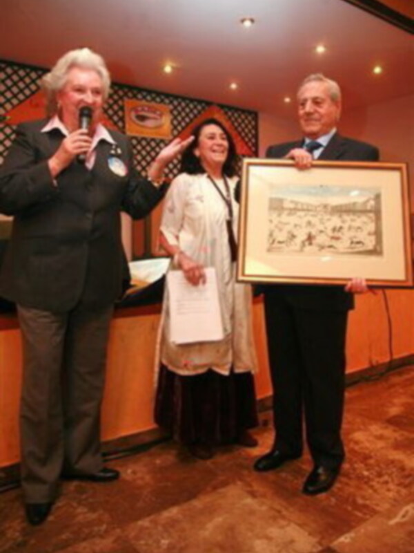        Miguel Baéz Litri recibió un cálido homenaje en La Parrala, el lugar más ambientado del rastrillo de Sevilla