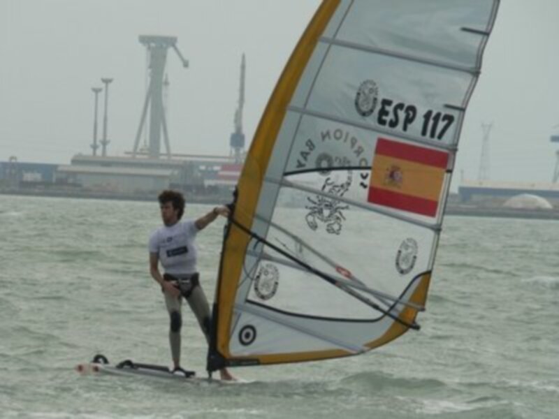 El regatista del Club Náutco Sevilla Alejandro Rivera se ha proclamado este fin de semana subcampeón de España de la clase RS:X 