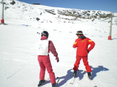 Más de 25 alumnos con discapacidad se ejercitan en Sierra Nevada con las técnicas más avanzadas en esquí adaptado 