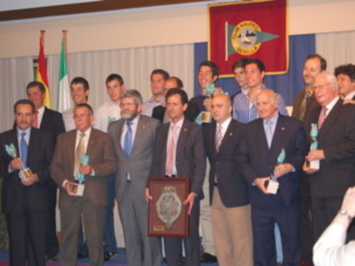 El Club Náutico Sevilla recibe la insignia de oro de la Federación Española de Remo