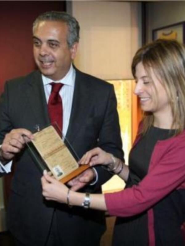 El presidente de la FEB enseñó a la ministra Bibiana Aído, la ficha del rey don Juan Carlos como Jugador de baloncesto