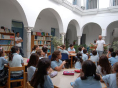 Animación a la lectura para escolares en la biblioteca de Chipiona