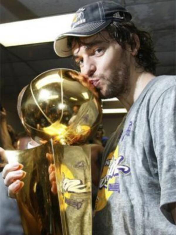 Gasol, besando el trofeo de campeón de la NBA: "Sabe a gloria" El mejor jugador de la historia de España cumple el sueño de millones de compatriotas y se declara "emocionado" y "ansioso" por retornar a su país para celebrarlo