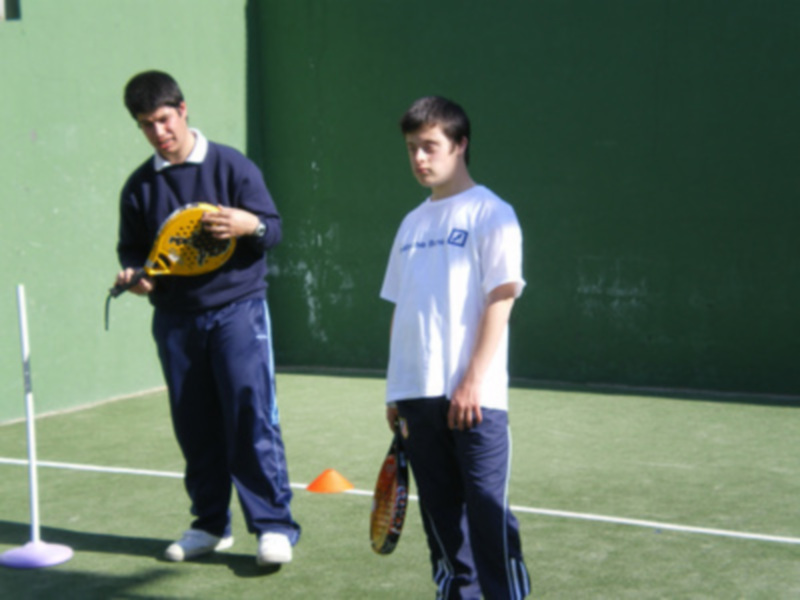 El calor y las vacaciones despiden a los cursos de padel adaptado de Deporte y Desafío hasta septiembre 