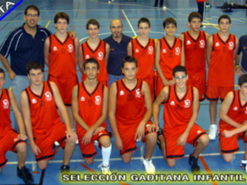 Selección Gaditana Infantil '06. Uniforme rojo con logo S. Jóvenes jugadores en cancha de baloncesto.