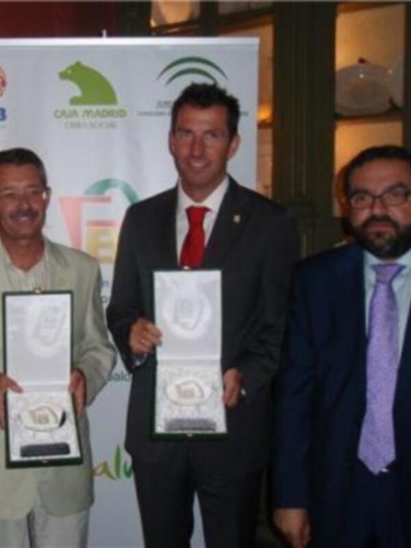 D. José Francisco Pérez Moreno consejero delegado de la EPDASA y D. Ignacio Rodríguez Marín director general de planificación y promoción de la Consejería Turismo Comercio y Deporte reciben la insignia de oro de la FAB